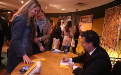 André Ortiz faz noite de autógrafos para marcar o lançamento de seu primeiro livro